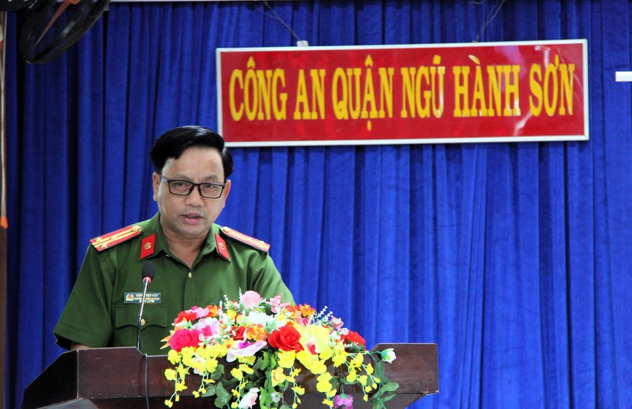 Ph&oacute; c&ocirc;ng an quận kể chuyện tai nạn, khuy&ecirc;n t&agrave;i xế chấp h&agrave;nh nghi&ecirc;m quy định ATGT - Ảnh 1.
