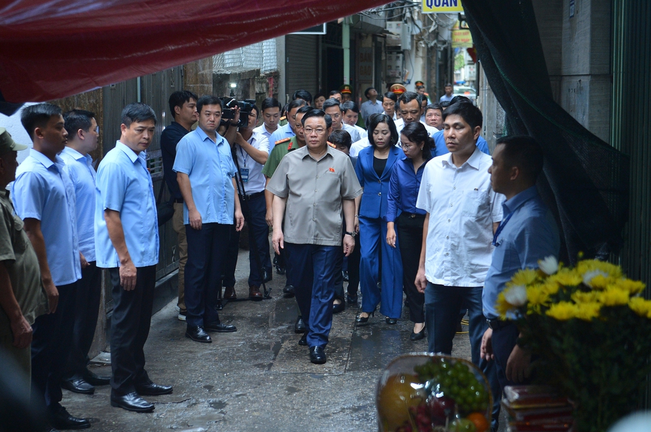 Chủ tịch Quốc hội thắp hương tưởng niệm c&aacute;c nạn nh&acirc;n vụ ch&aacute;y chung cư mini - Ảnh 2.