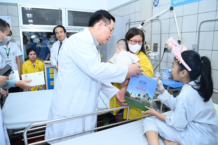 Chủ tịch Quốc hội thắp hương tưởng niệm c&aacute;c nạn nh&acirc;n vụ ch&aacute;y chung cư mini - Ảnh 3.