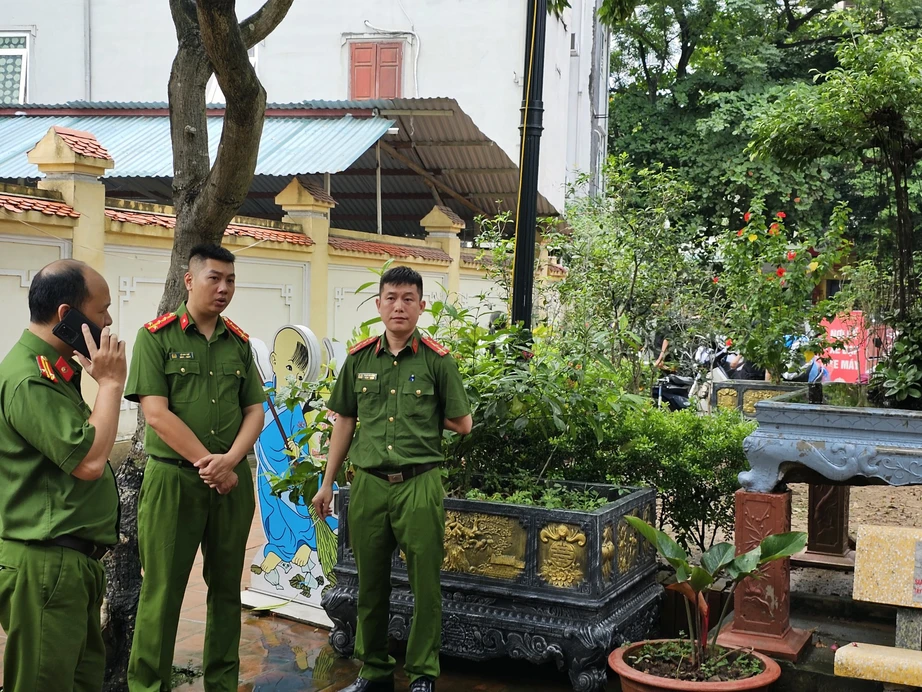 Người d&acirc;n đội mưa đến ch&ugrave;a để thắp hương cho c&aacute;c nạn nh&acirc;n vụ ch&aacute;y chung cư mini - Ảnh 9.