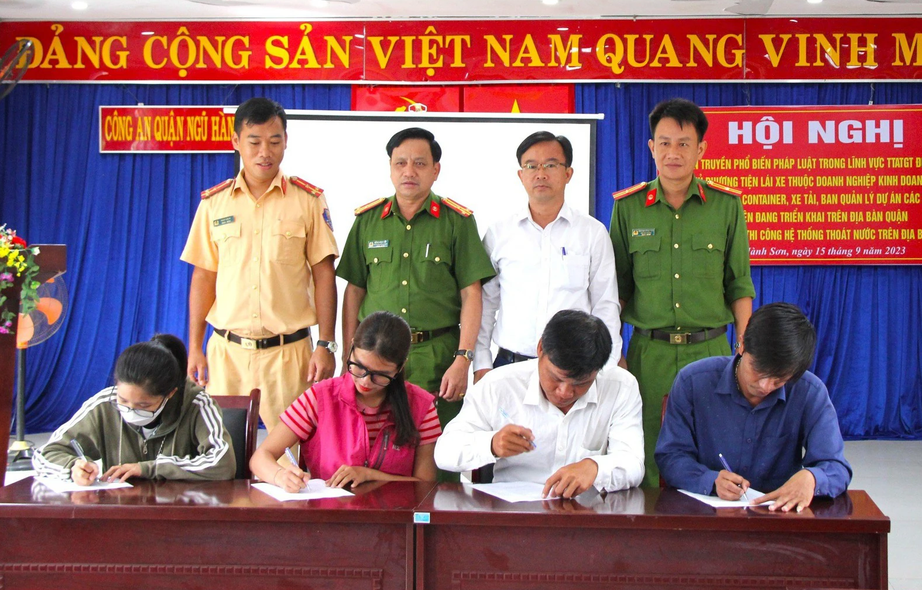 Ph&oacute; c&ocirc;ng an quận kể chuyện tai nạn, khuy&ecirc;n t&agrave;i xế chấp h&agrave;nh nghi&ecirc;m quy định ATGT - Ảnh 2.