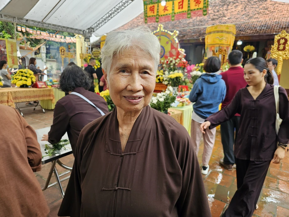 Người d&acirc;n đội mưa đến ch&ugrave;a để thắp hương cho c&aacute;c nạn nh&acirc;n vụ ch&aacute;y chung cư mini - Ảnh 12.