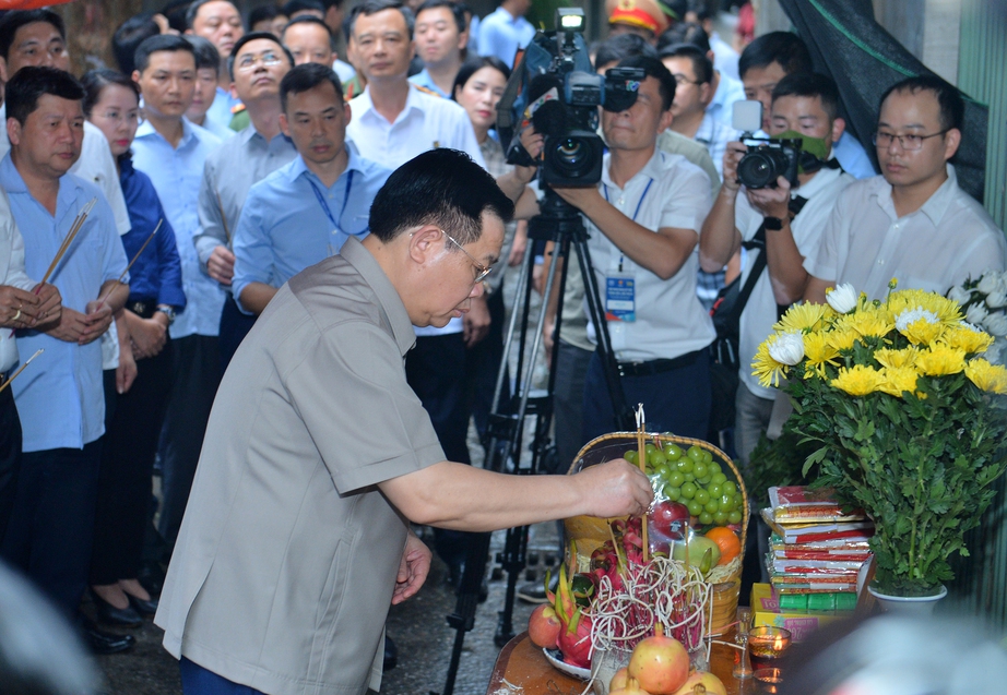 Chủ tịch Quốc hội thắp hương tưởng niệm c&aacute;c nạn nh&acirc;n vụ ch&aacute;y chung cư mini - Ảnh 1.