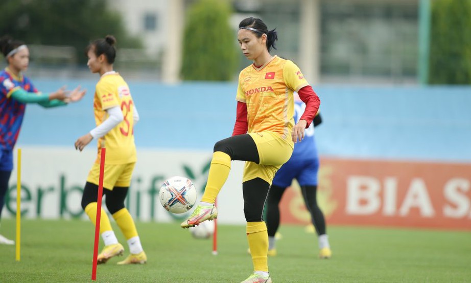 Tuyển nữ Việt Nam c&oacute; h&agrave;nh động cực &yacute; nghĩa với nạn nh&acirc;n trong vụ ch&aacute;y chung cư mini  - Ảnh 1.