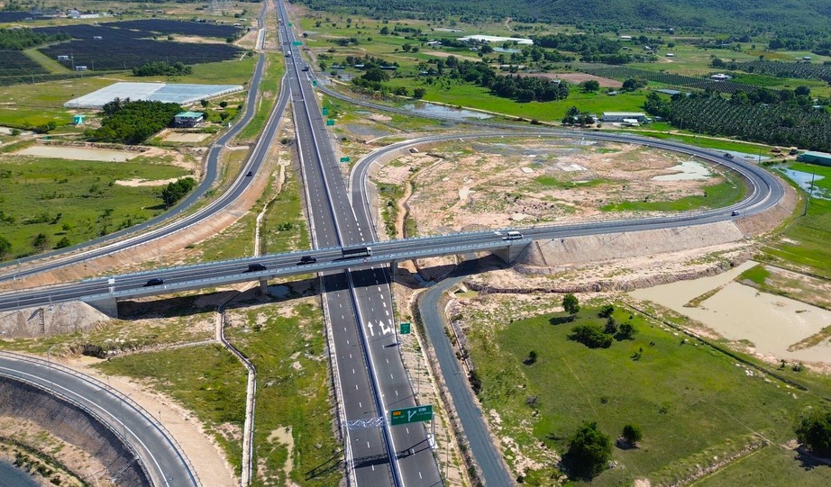 Huy động tối đa nh&acirc;n lực, vật lực, sớm th&ocirc;ng cao tốc Cam L&acirc;m - Vĩnh Hảo - Ảnh 2.