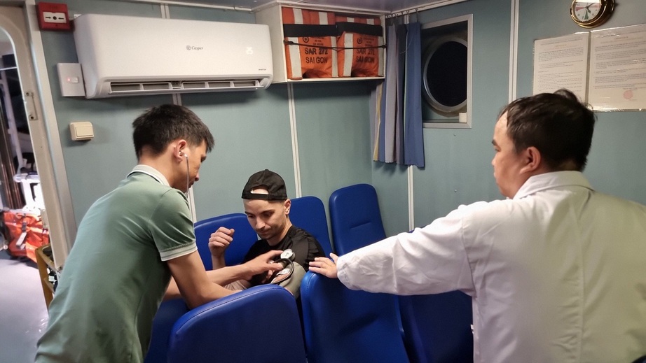 Cứu thuyền vi&ecirc;n người nước ngo&agrave;i bị tai nạn tr&ecirc;n v&ugrave;ng biển Vũng T&agrave;u - Ảnh 2.