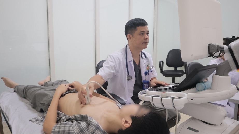 Thay v&igrave; mở lồng ngực, b&eacute; trai được thay van động mạch phổi nh&acirc;n tạo qua da

 - Ảnh 1.