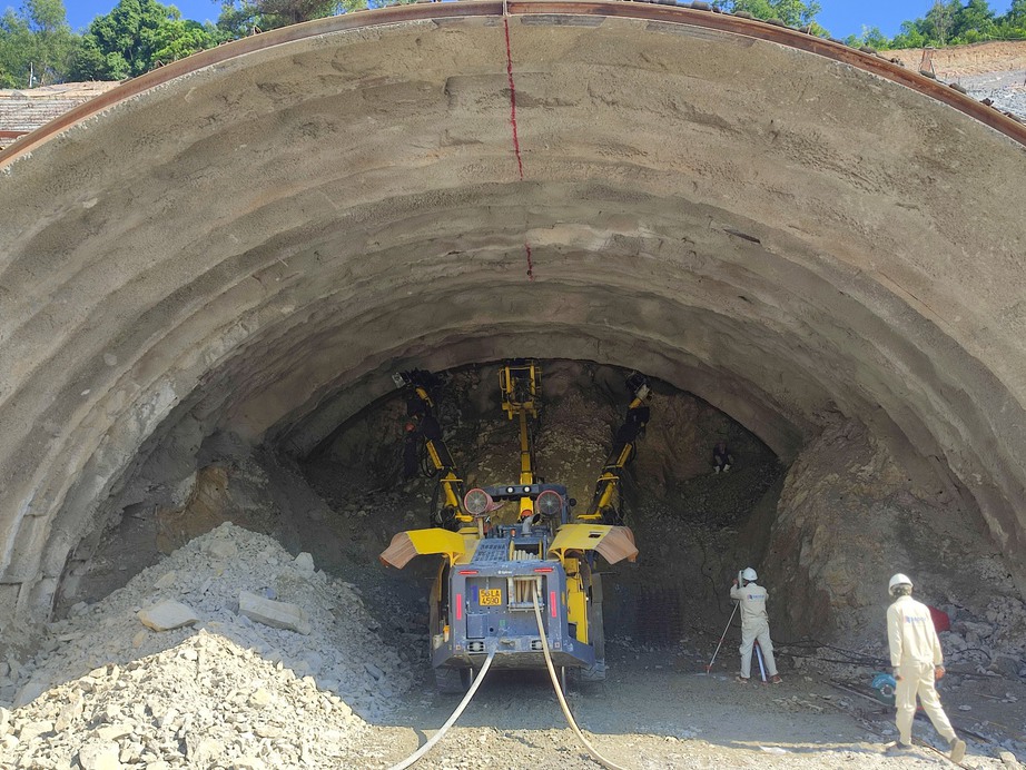 Nh&agrave; thầu cao tốc Bắc - Nam đồng loạt thi c&ocirc;ng xuy&ecirc;n lễ - Ảnh 4.