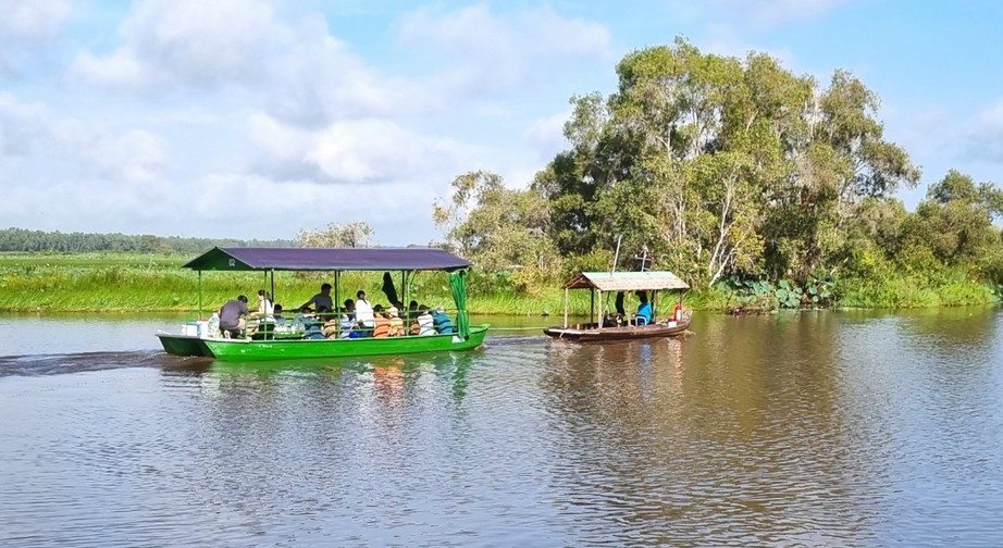 Đi chơi xuy&ecirc;n b&atilde;o, nhiều điểm du lịch ở An Giang v&agrave; Đồng Th&aacute;p chật k&iacute;n kh&aacute;ch tham quan - Ảnh 8.