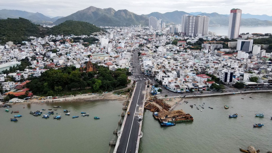 Niềm vui khi cầu X&oacute;m B&oacute;ng v&agrave; n&uacute;t giao Ngọc Hội th&ocirc;ng xe - Ảnh 1.