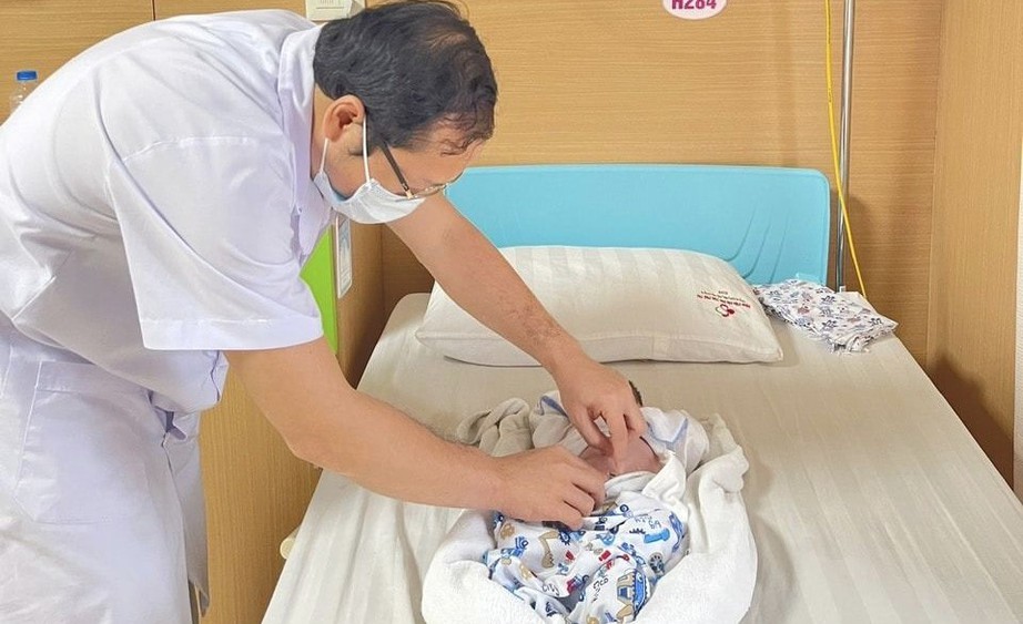 Kịp thời cứu sống bé gái 2 ngày tuổi bị tắc tá tràng bẩm sinh
- Ảnh 1. Kịp thời cứu sống bé gái 2 ngày tuổi bị tắc tá tràng bẩm sinh
- Ảnh 1.