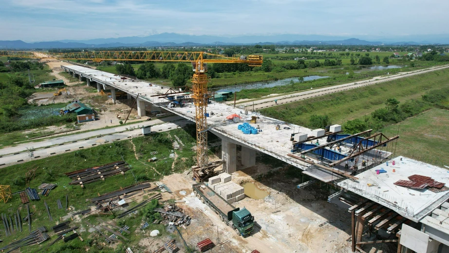 Nh&agrave; thầu cao tốc Bắc - Nam đồng loạt thi c&ocirc;ng xuy&ecirc;n lễ - Ảnh 1.