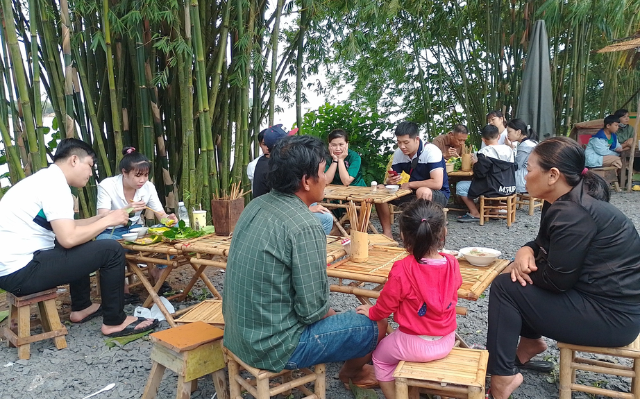 Đi chơi xuy&ecirc;n b&atilde;o, nhiều điểm du lịch ở An Giang v&agrave; Đồng Th&aacute;p chật k&iacute;n kh&aacute;ch tham quan - Ảnh 6.
