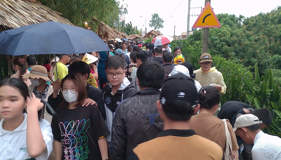 Đi chơi xuy&ecirc;n b&atilde;o, nhiều điểm du lịch ở An Giang v&agrave; Đồng Th&aacute;p chật k&iacute;n kh&aacute;ch tham quan - Ảnh 4.