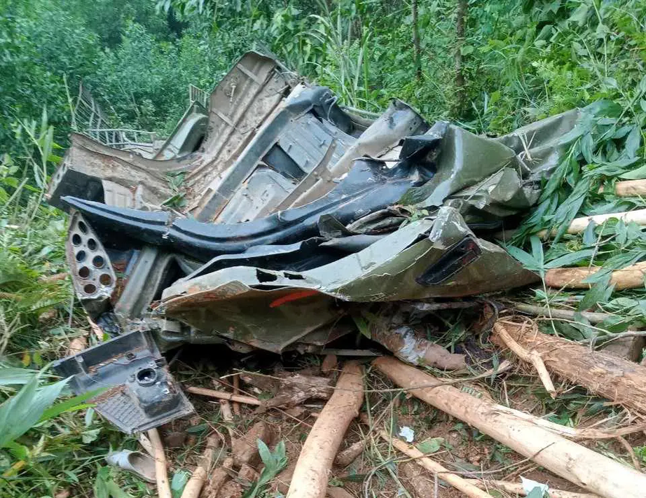 Quảng Ng&atilde;i: Lật xe tải chở gỗ keo một người tử vong - Ảnh 1.