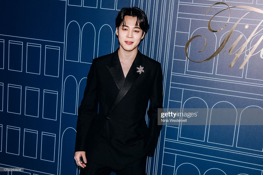 Jimin BTS ngơ ng&aacute;c v&igrave; kh&ocirc;ng c&oacute; người h&acirc;m mộ đ&oacute;n, sự thật "ng&atilde; ngửa"  - Ảnh 1.