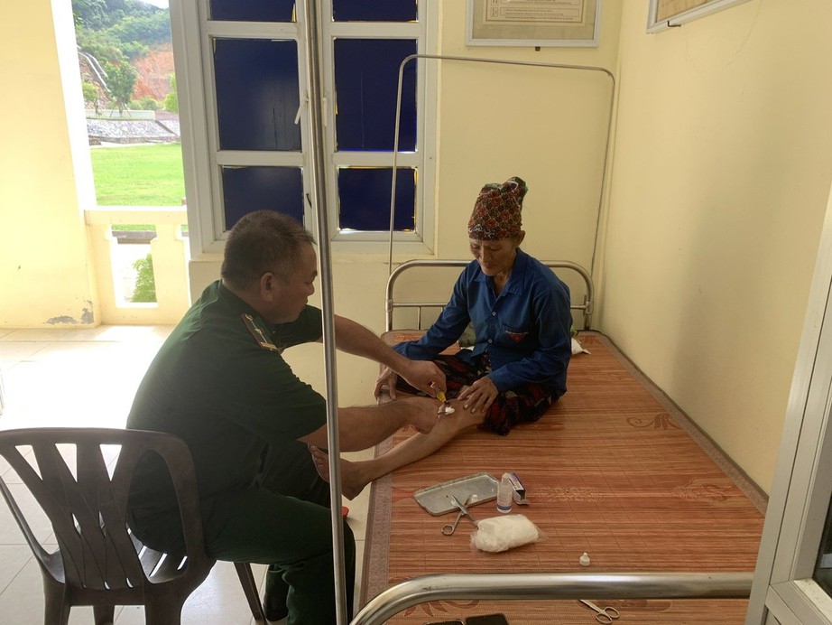 Đắm tàu ở biển Cô Tô, ba ngư dân may mắn được bộ đội biên phòng cứu, đưa vào nơi an toàn - Ảnh 3. Đắm tàu ở biển Cô Tô, ba ngư dân may mắn được bộ đội biên phòng cứu, đưa vào nơi an toàn - Ảnh 3.