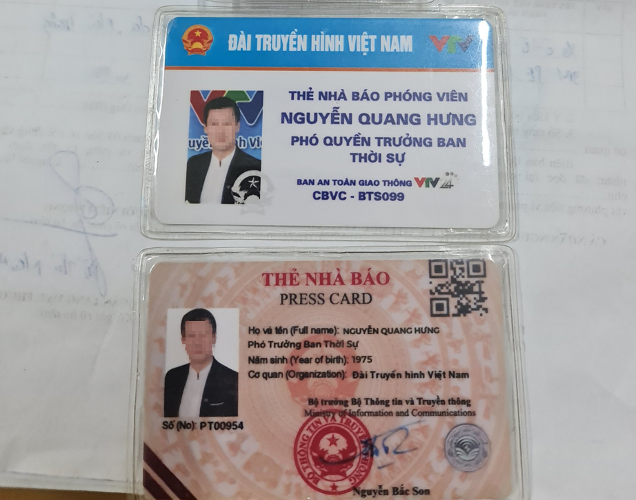 Tạm giữ t&agrave;i xế vi phạm nồng độ cồn, tr&igrave;nh thẻ nh&agrave; b&aacute;o giả - Ảnh 1.