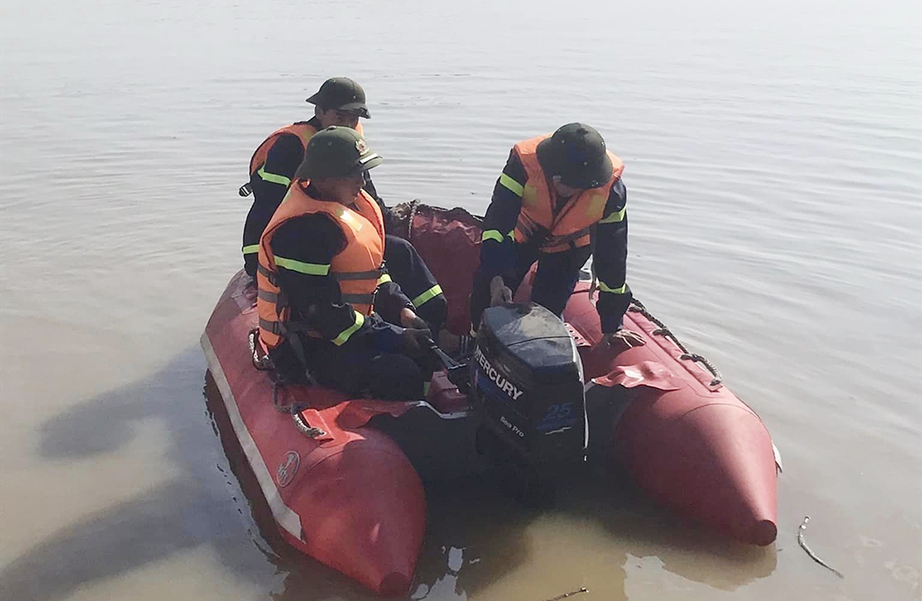 T&igrave;m kiếm con trai bỏ đi, t&aacute; hỏa ph&aacute;t hiện xe m&aacute;y tr&ecirc;n cầu Bến Thuỷ 2 - Ảnh 1.