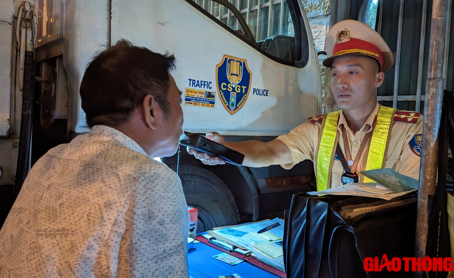 T&agrave;i xế Range Rover 'd&iacute;nh' nồng độ cồn, xin cảnh s&aacute;t bỏ qua trong đ&ecirc;m 2/9 - Ảnh 3.