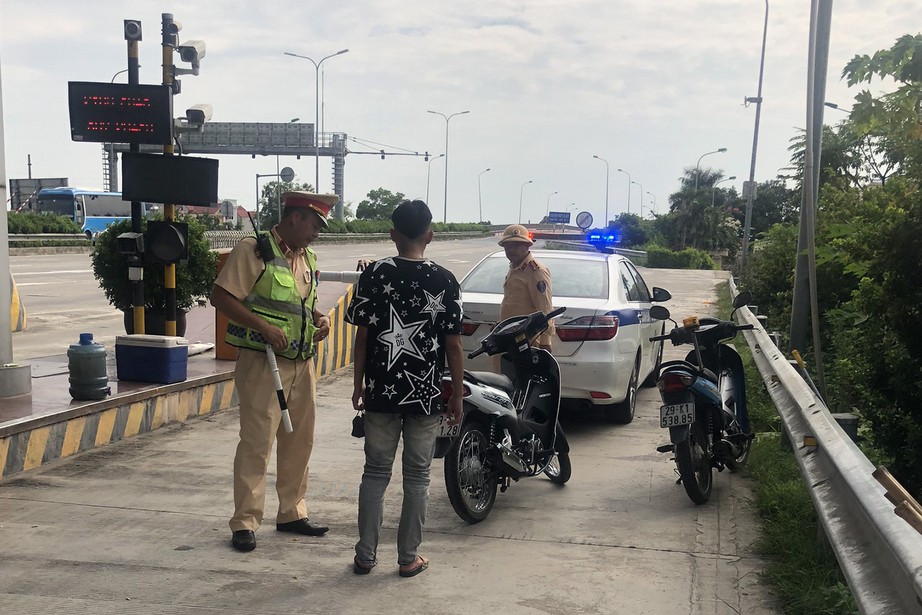 T&oacute;m gọn nh&oacute;m thanh thiếu ni&ecirc;n chạy xe m&aacute;y tr&ecirc;n cao tốc Ph&aacute;p V&acirc;n - Cầu Giẽ - Ảnh 3.