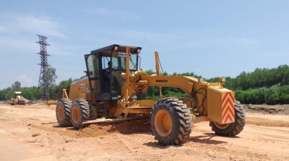 Nhộn nhịp c&ocirc;ng trường cao tốc Quảng Ng&atilde;i - Ho&agrave;i Nhơn - Ảnh 8.