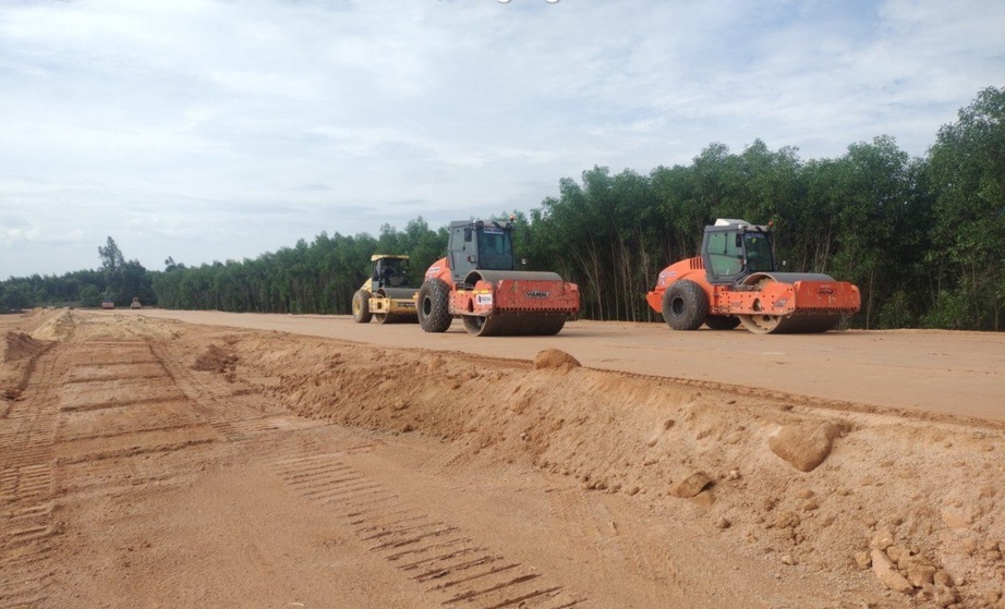Nhộn nhịp tr&ecirc;n c&ocirc;ng trường Cao tốc Quảng Ng&atilde;i-Ho&agrave;i Nhơn  - Ảnh 11.