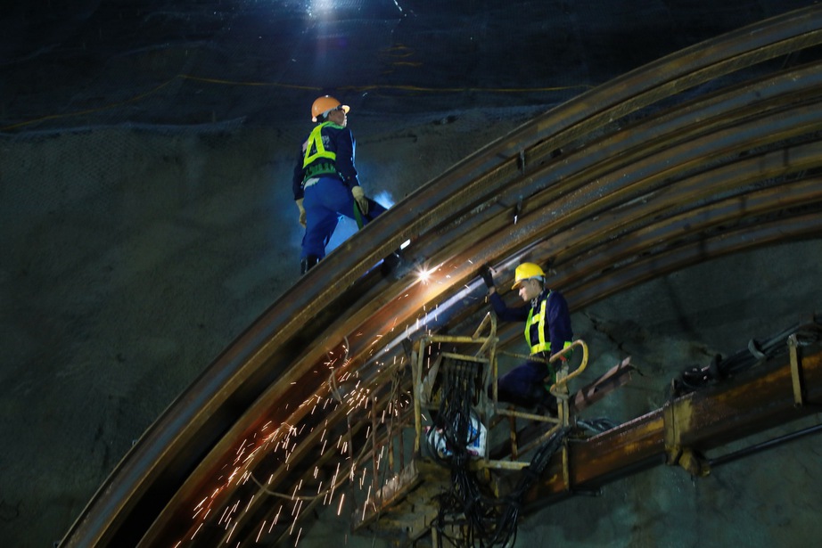 Nhộn nhịp tr&ecirc;n c&ocirc;ng trường Cao tốc Quảng Ng&atilde;i-Ho&agrave;i Nhơn  - Ảnh 5.