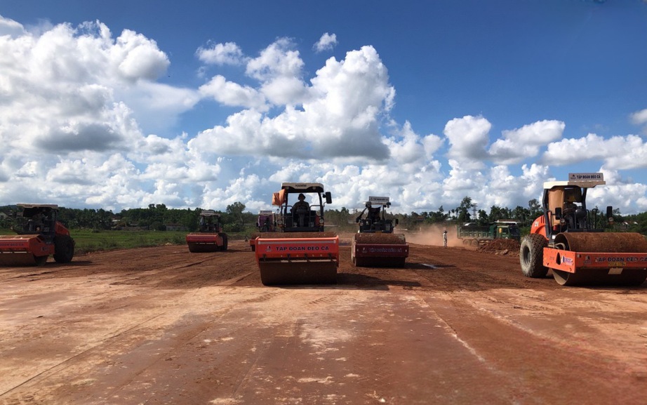 Nhộn nhịp tr&ecirc;n c&ocirc;ng trường Cao tốc Quảng Ng&atilde;i-Ho&agrave;i Nhơn  - Ảnh 1.