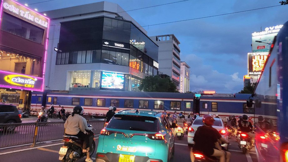 Tai nạn đường sắt Q.Ph&uacute; Nhuận,1 người tử vong - Ảnh 2.