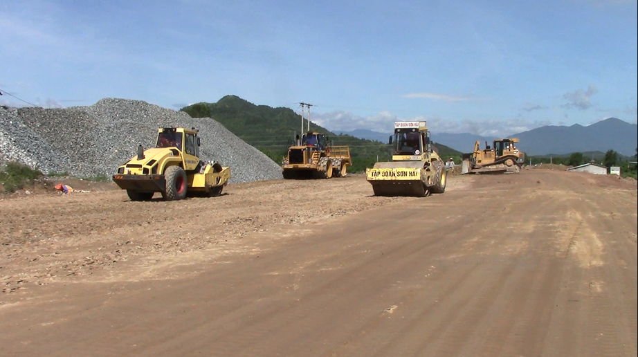 Chào Quốc khánh trên công trường cao tốc Vân Phong – Nha Trang - Ảnh 1. Chào Quốc khánh trên công trường cao tốc Vân Phong – Nha Trang - Ảnh 1.