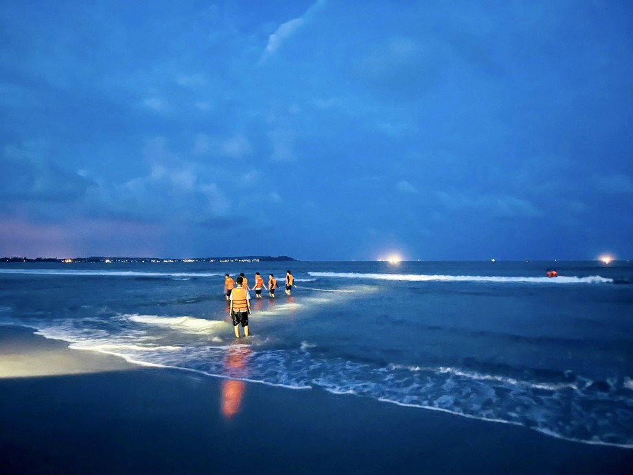 Quảng Ng&atilde;i: Tắm biển một nam thanh ni&ecirc;n bị s&oacute;ng cuốn ra khơi xa dẫn đến tử vong - Ảnh 1.