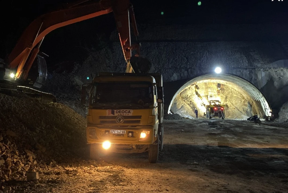 Nhộn nhịp c&ocirc;ng trường cao tốc Quảng Ng&atilde;i - Ho&agrave;i Nhơn - Ảnh 4.