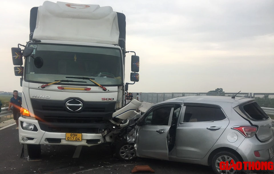 Va chạm với &ocirc; t&ocirc; đi ngược chiều tr&ecirc;n cao tốc, 1 t&agrave;i xế bị thương - Ảnh 1.