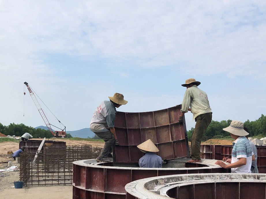 Nhộn nhịp c&ocirc;ng trường cao tốc Quảng Ng&atilde;i - Ho&agrave;i Nhơn - Ảnh 9.