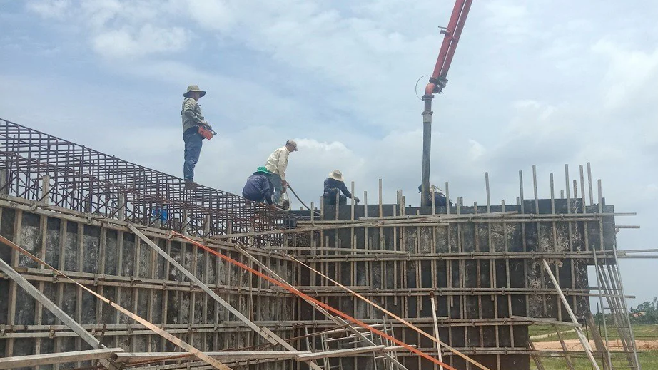 Nhộn nhịp tr&ecirc;n c&ocirc;ng trường Cao tốc Quảng Ng&atilde;i-Ho&agrave;i Nhơn  - Ảnh 12.