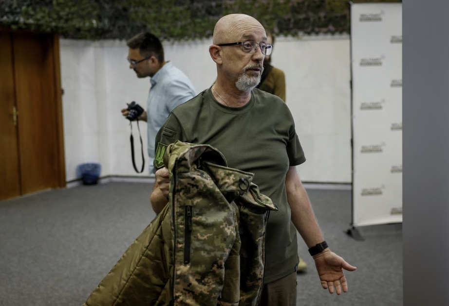 V&igrave; sao Tổng thống Ukraine muốn sa thải Bộ trưởng Quốc ph&ograve;ng?  - Ảnh 1.