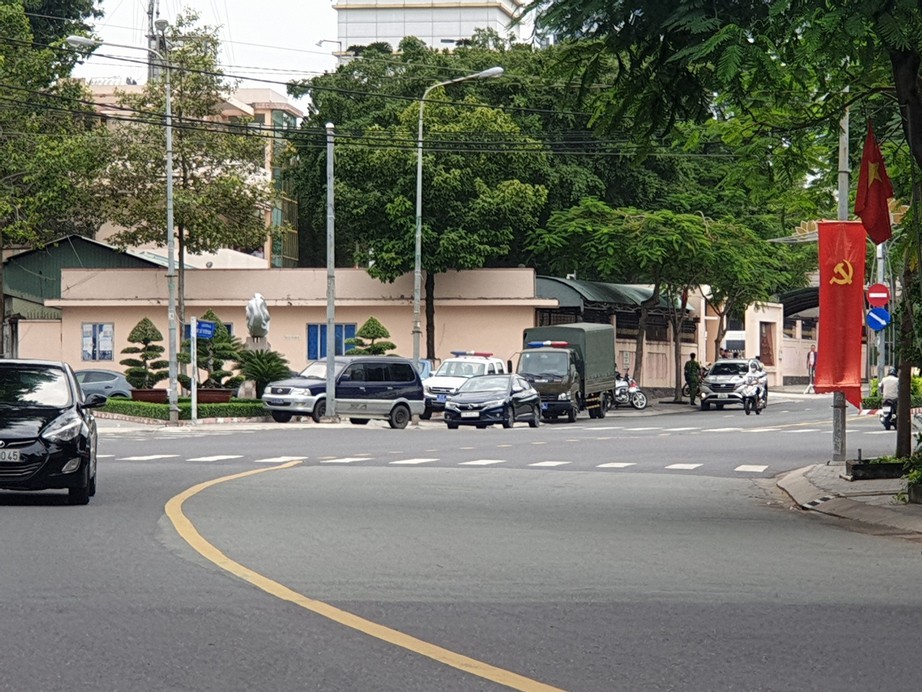 B&igrave;nh Dương th&ocirc;ng tin về vụ nam thanh ni&ecirc;n tự thi&ecirc;u trước trụ sở c&ocirc;ng an  - Ảnh 1.