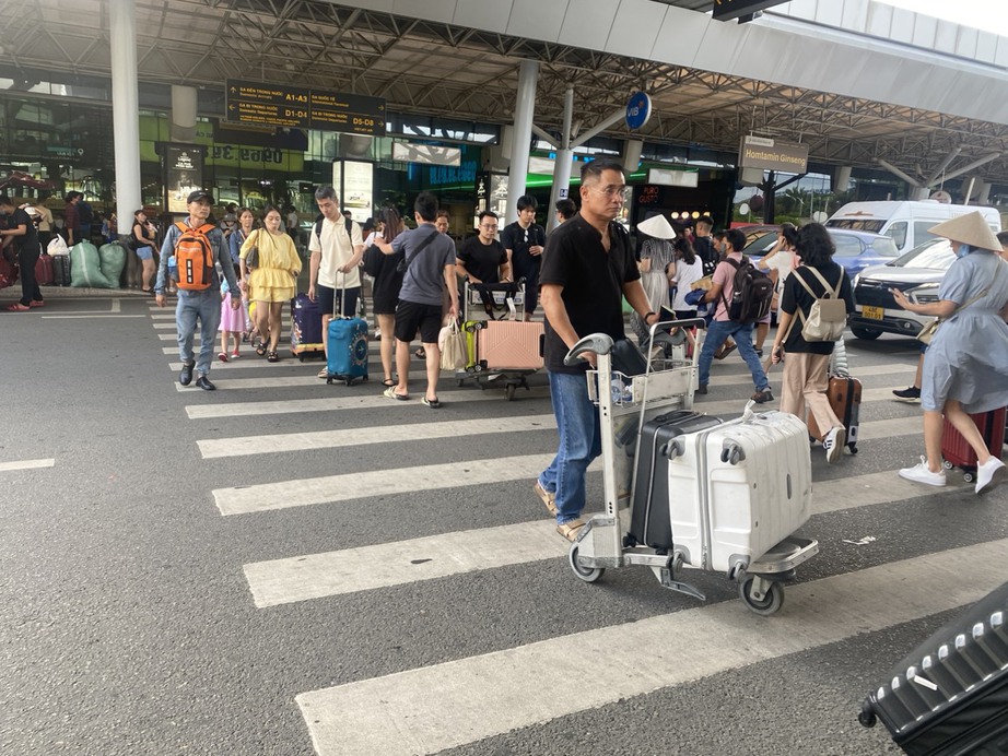Hơn 700 chuyến bay cất hạ c&aacute;nh tại T&acirc;n Sơn Nhất trong ng&agrave;y cuối c&ugrave;ng nghỉ lễ Quốc kh&aacute;nh 2/9 - Ảnh 6.