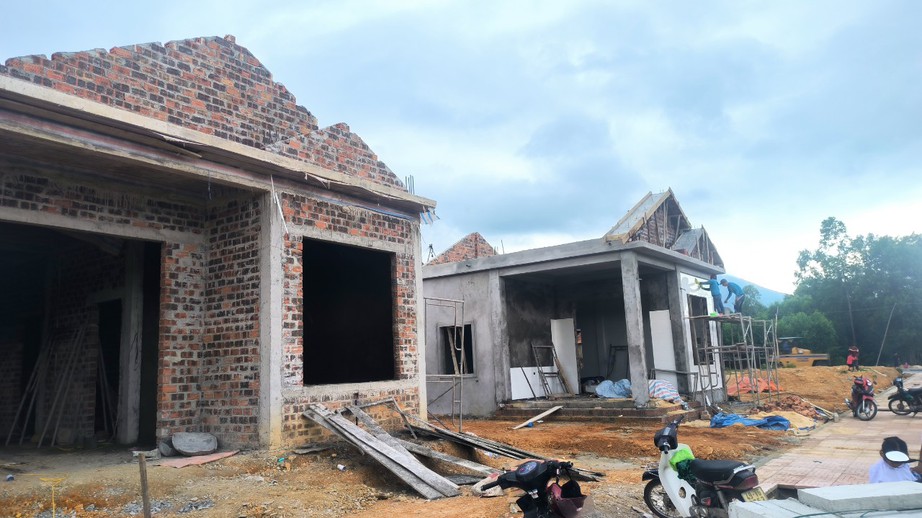 Rầm rộ x&acirc;y dựng nh&agrave; tr&ecirc;n c&aacute;c khu t&aacute;i định cư dự &aacute;n cao tốc - Ảnh 1.