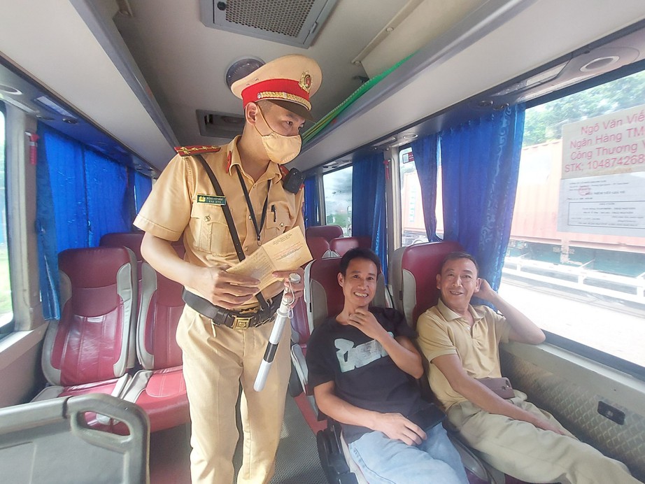 Gần 1.000 xe kh&aacute;ch bị xử l&yacute; sau 20 ng&agrave;y ra qu&acirc;n kiểm tra tại Th&aacute;i Nguy&ecirc;n - Ảnh 1.