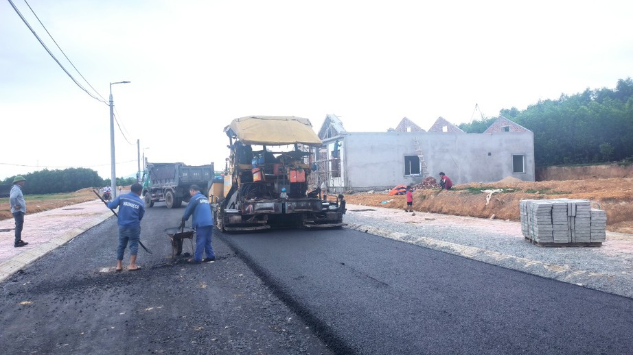 Rầm rộ x&acirc;y dựng nh&agrave; tr&ecirc;n c&aacute;c khu t&aacute;i định cư dự &aacute;n cao tốc - Ảnh 2.