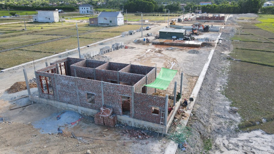 Rầm rộ x&acirc;y dựng nh&agrave; tr&ecirc;n c&aacute;c khu t&aacute;i định cư dự &aacute;n cao tốc - Ảnh 4.