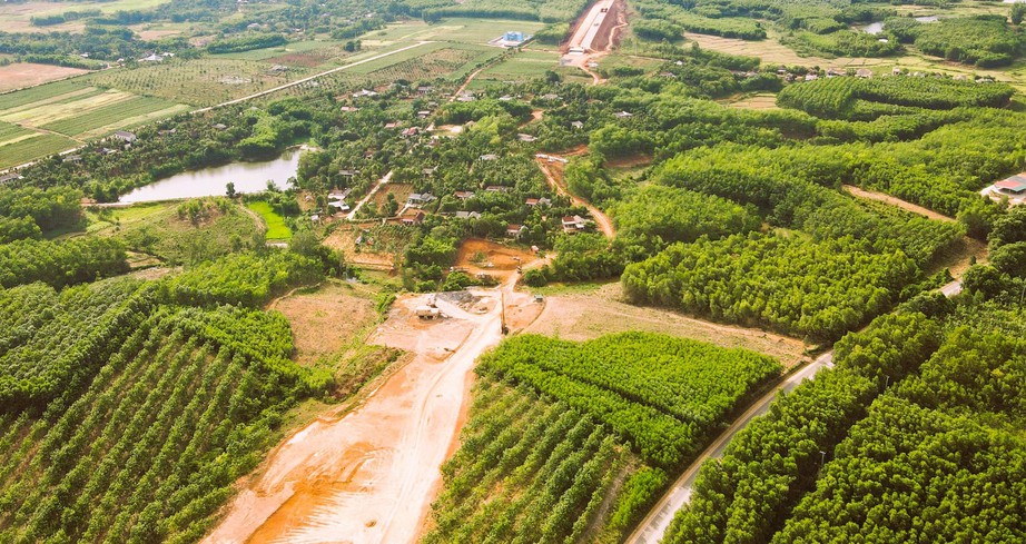 Cao tốc Vạn Ninh &ndash; Cam Lộ nhộn nhịp thi c&ocirc;ng, nhiều đoạn c&ograve;n vướng mặt bằng - Ảnh 13.