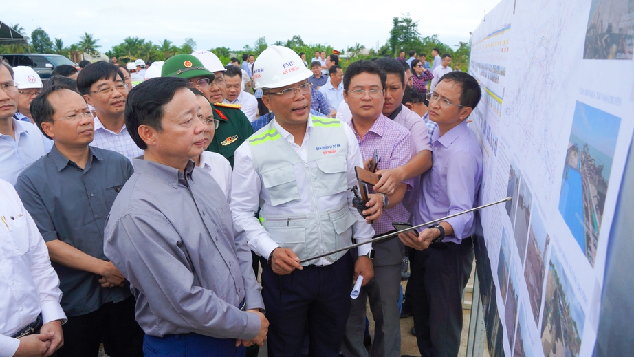 Ph&oacute; thủ tướng Trần Hồng H&agrave;: Phải kiểm tra cao độ của cao tốc v&agrave; nước lũ - Ảnh 1.