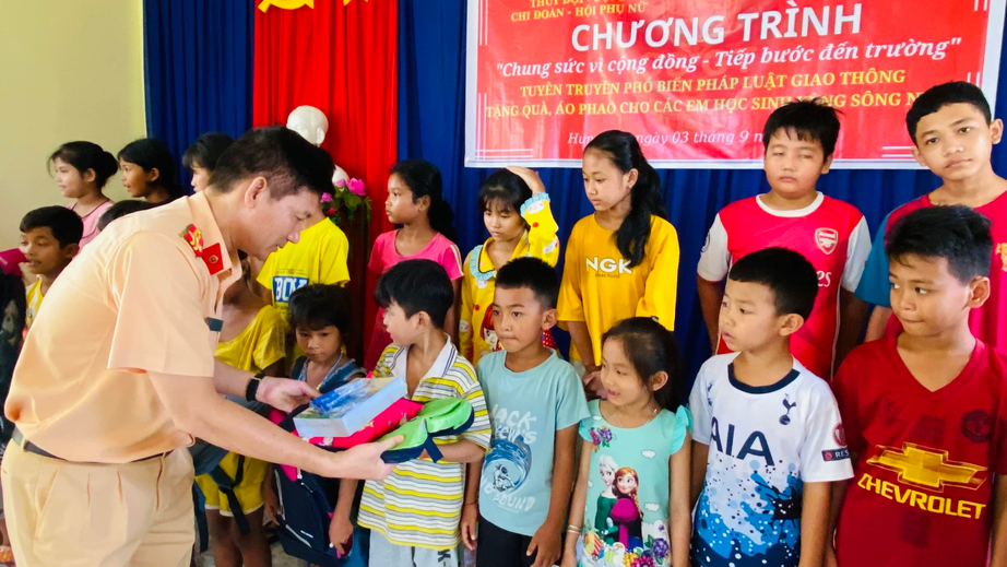 CSGT Bạc Li&ecirc;u c&ugrave;ng học sinh ngh&egrave;o hiếu học vui bước đến trường - Ảnh 2.