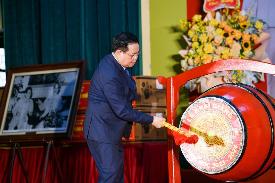 Chủ tịch Quốc hội Vương Đ&igrave;nh Huệ dự khai giảng ở trường Hữu nghị T78 - Ảnh 2.