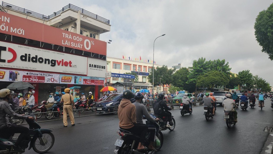 TP.HCM th&ocirc;ng tho&aacute;ng ng&agrave;y khai trường - Ảnh 1.