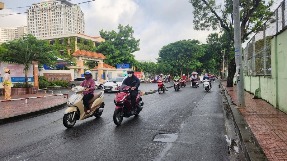 TP.HCM th&ocirc;ng tho&aacute;ng ng&agrave;y khai trường - Ảnh 4.
