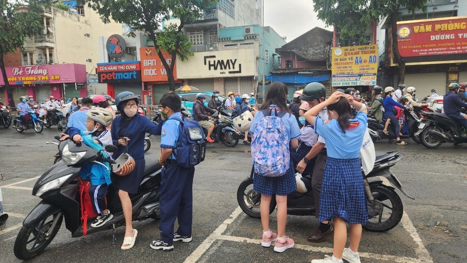 TP.HCM th&ocirc;ng tho&aacute;ng ng&agrave;y khai trường - Ảnh 3.